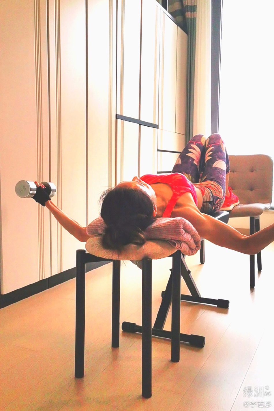 李若彤健身举哑铃手臂线条纤细
