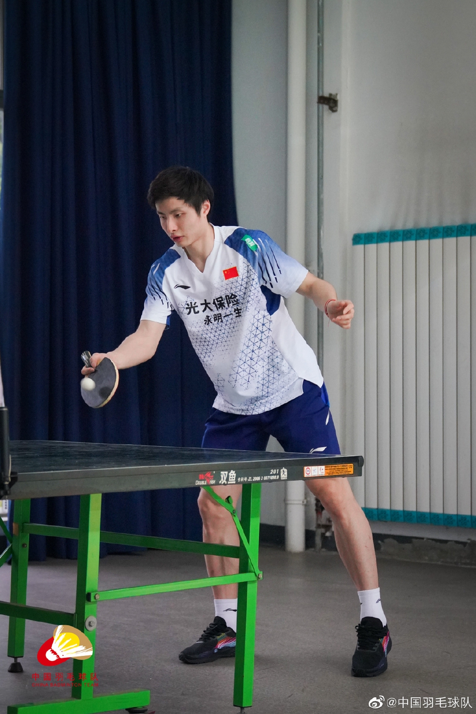 跨界？国羽众将打乒乓球