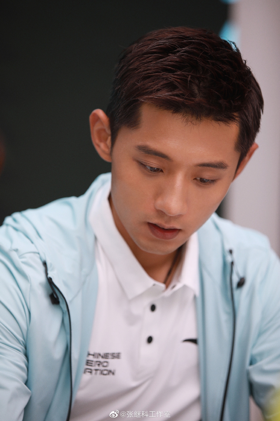 张继科在线直播另类写真 戴头巾带货互动满分