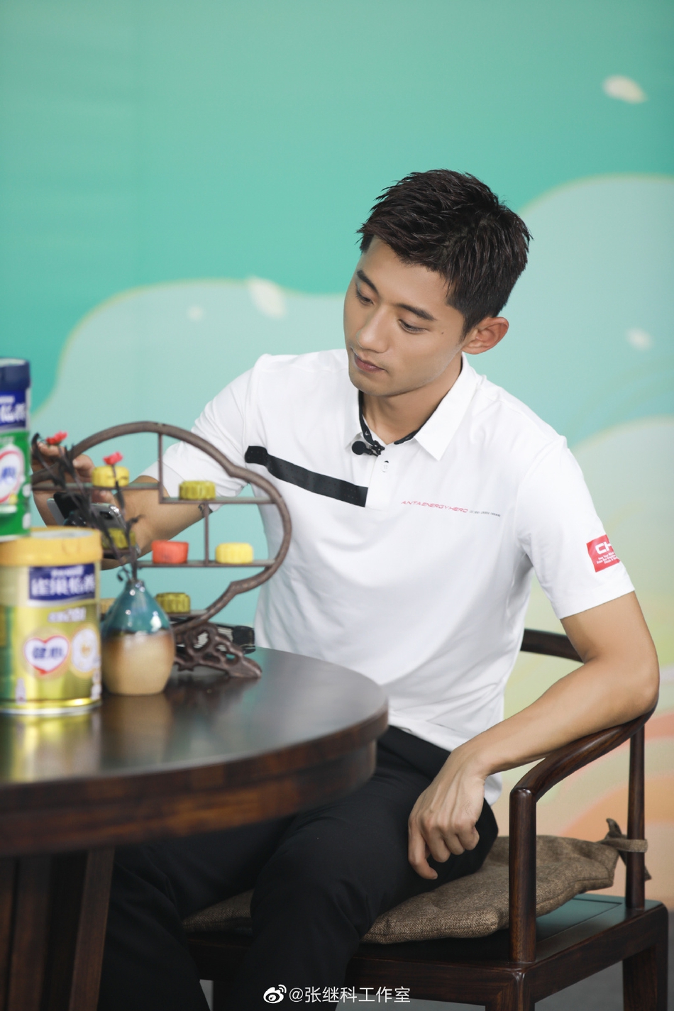 张继科在线直播另类写真 戴头巾带货互动满分