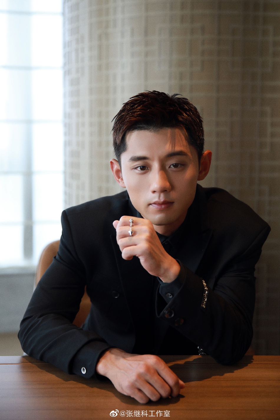 帅炸！张继科阿云嘎任嘉伦同台