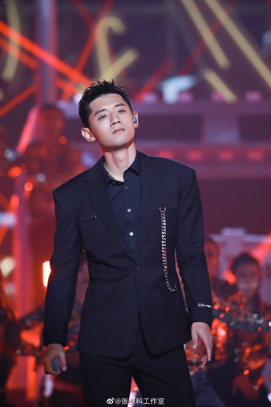 帅炸！张继科阿云嘎任嘉伦同台