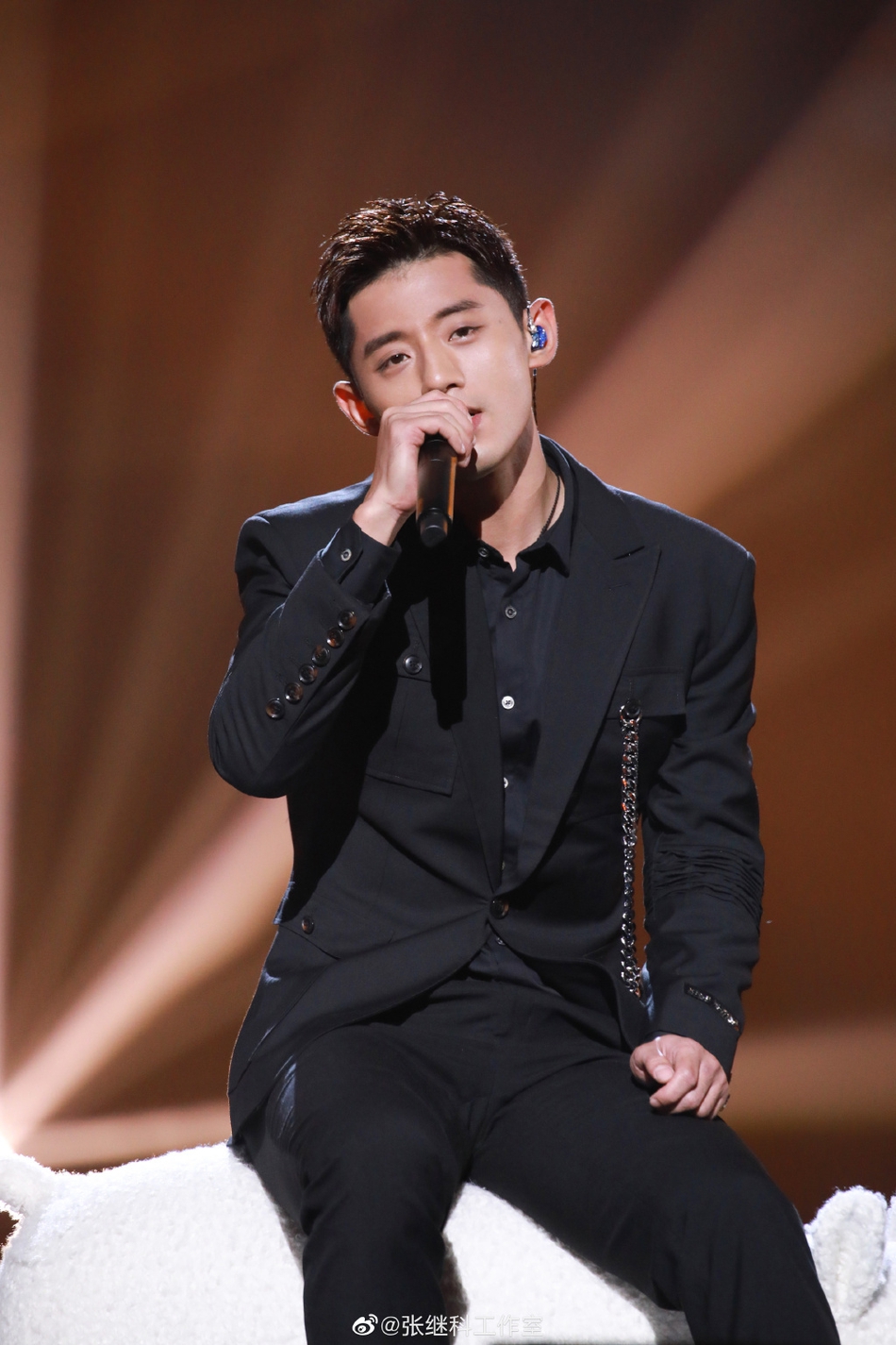 帅炸！张继科阿云嘎任嘉伦同台