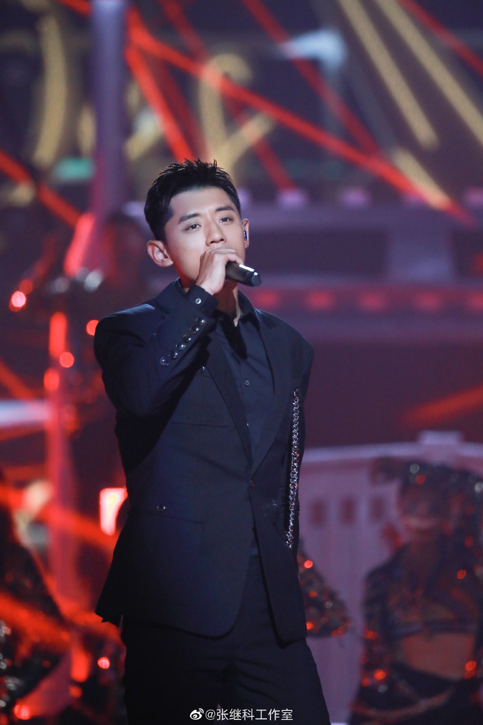 帅炸！张继科阿云嘎任嘉伦同台