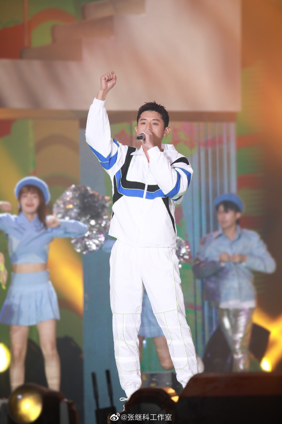 张继科参加晚会活力四射