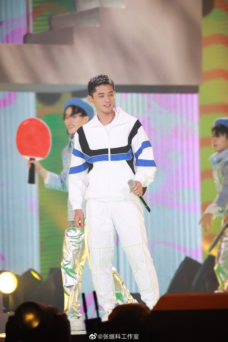 张继科参加晚会活力四射