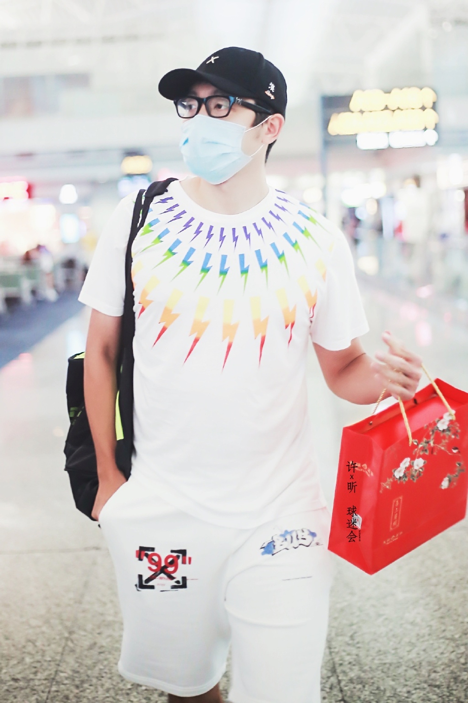 国乒结束集训 马龙许昕现身机场