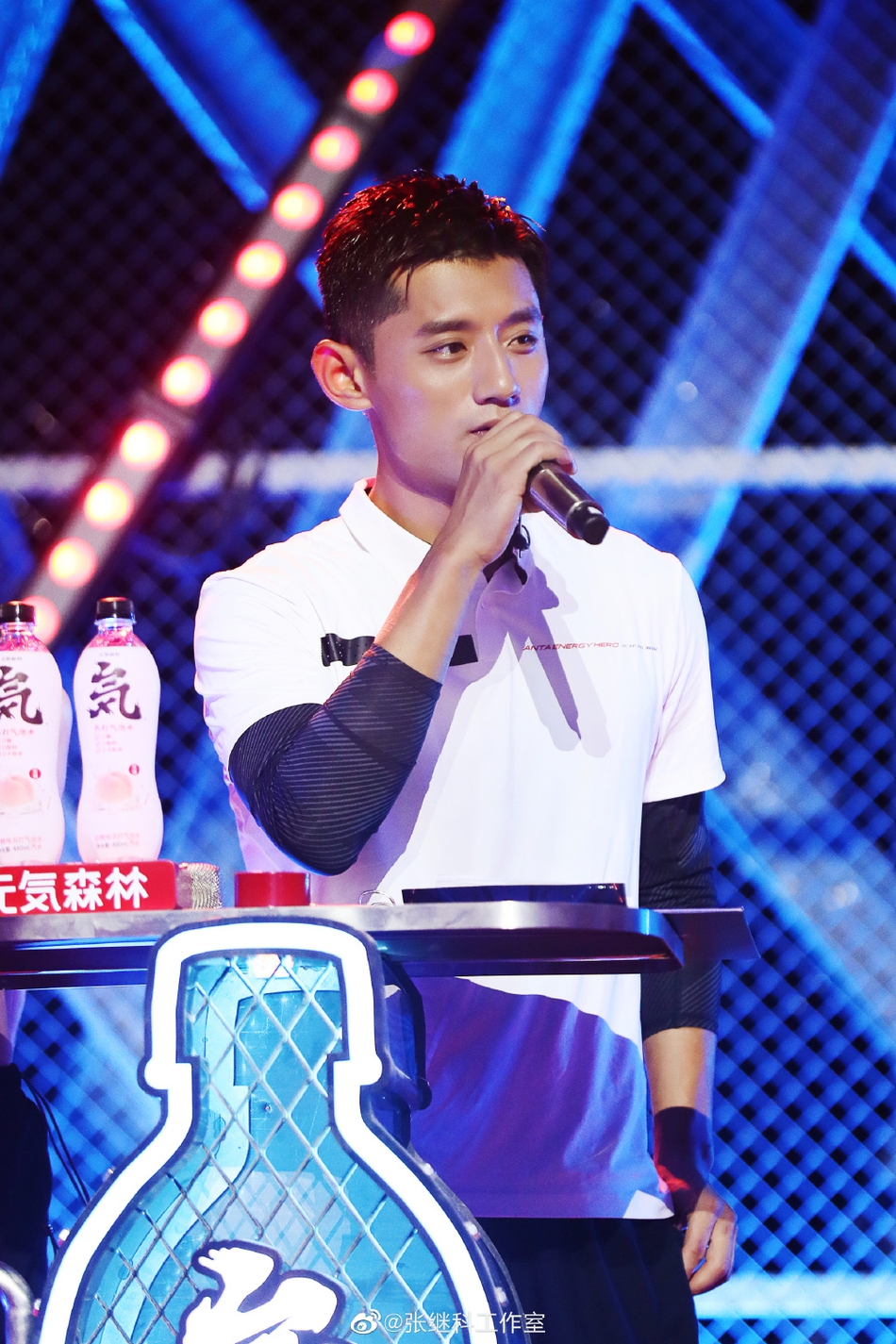 张继科录节目穿白色上衣帅气十足