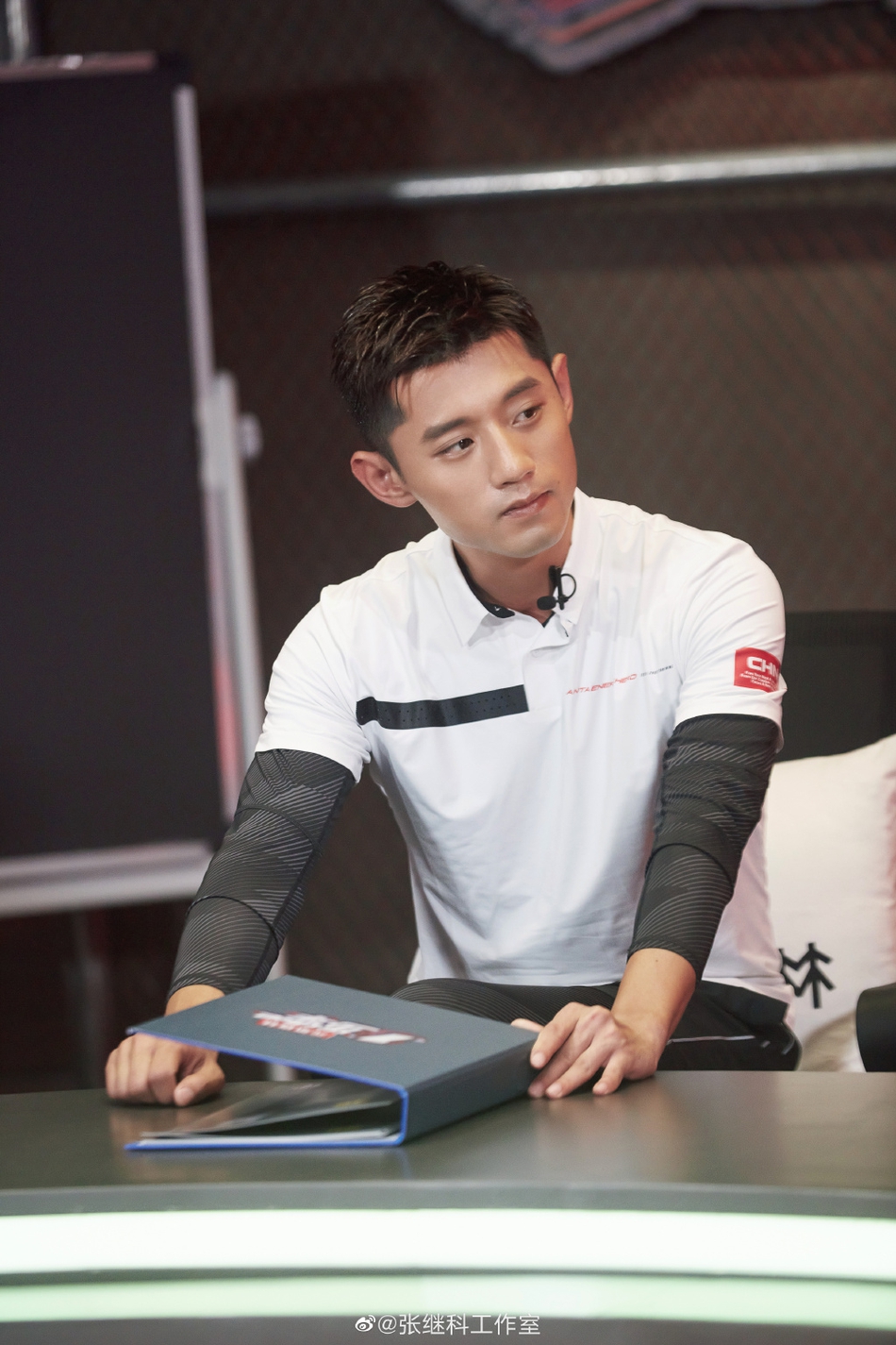 张继科录节目穿白色上衣帅气十足