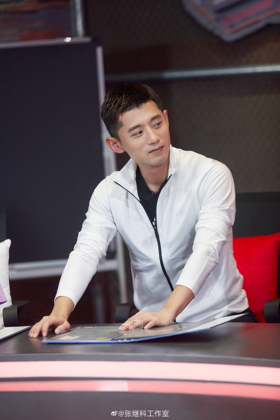 张继科录节目穿白色上衣帅气十足