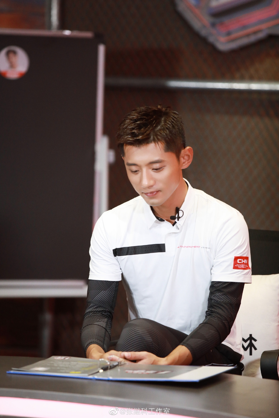 张继科录节目穿白色上衣帅气十足