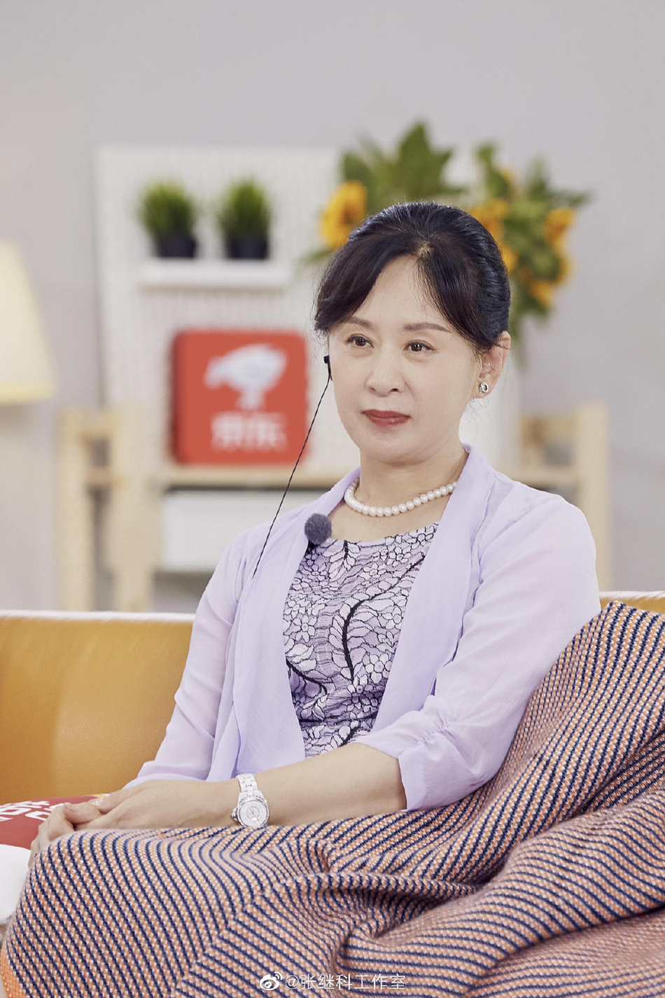 张继科录节目黑超遮面去相亲