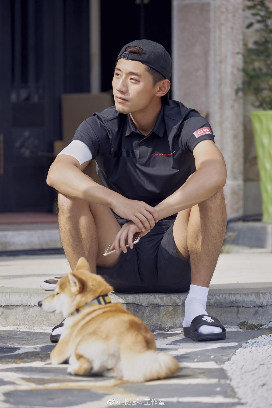 张继科录节目黑超遮面去相亲