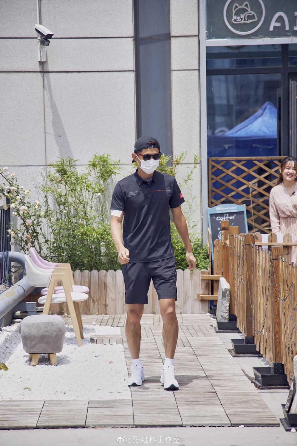 张继科录节目黑超遮面去相亲