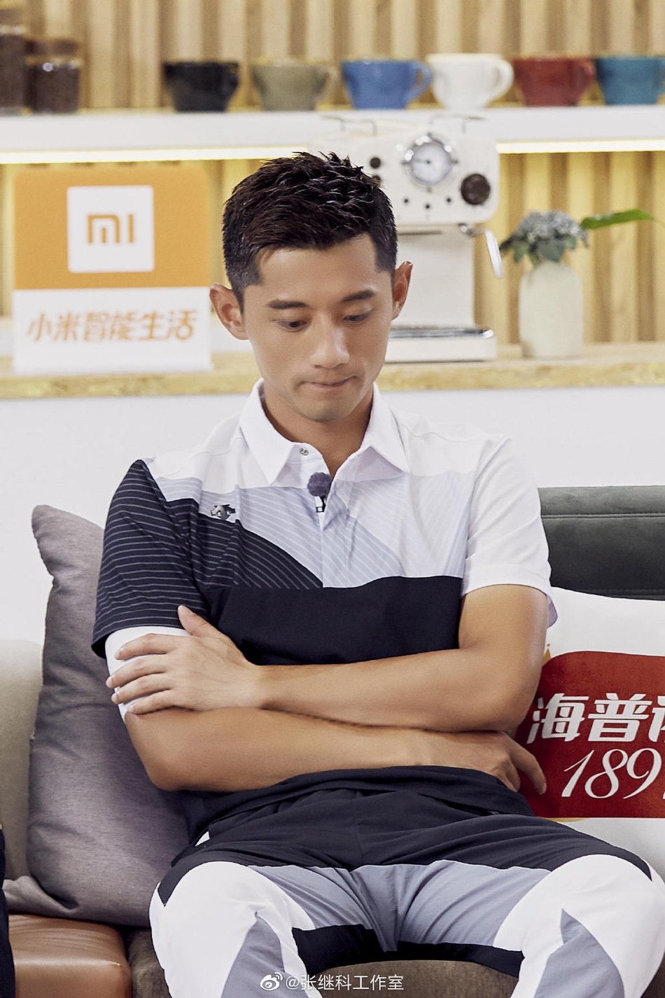 张继科录节目黑超遮面去相亲