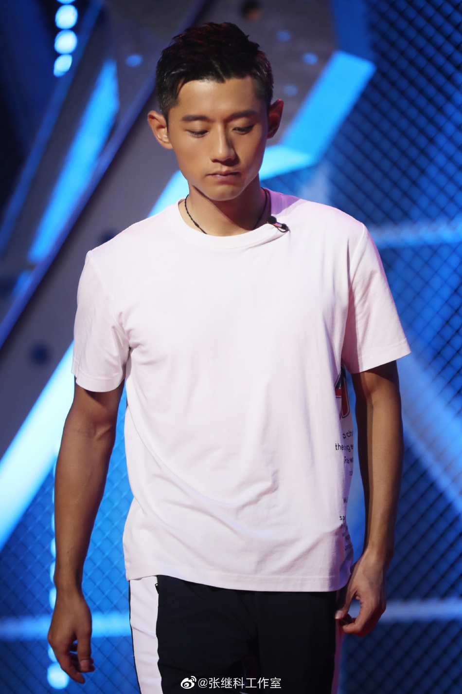 张继科身着白T录节目酷帅十足