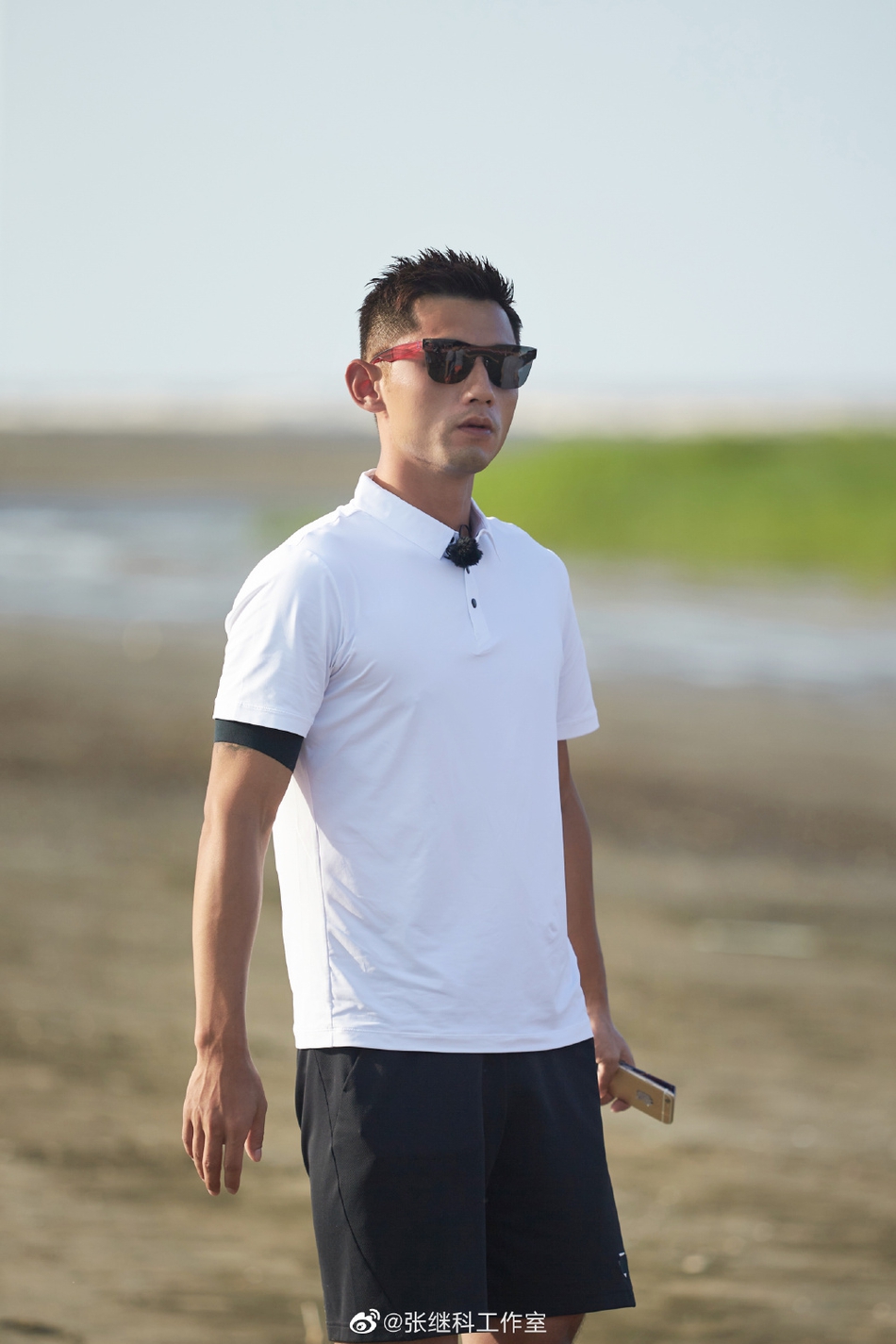 张继科身着白T录节目酷帅十足