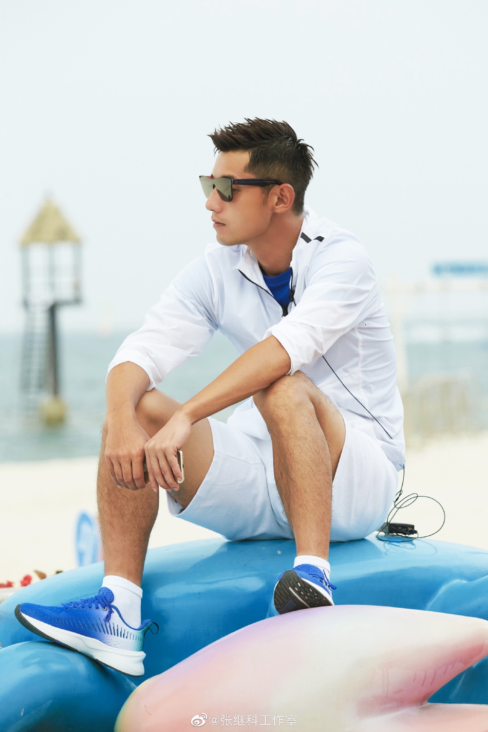 张继科戴墨镜录节目酷劲十足