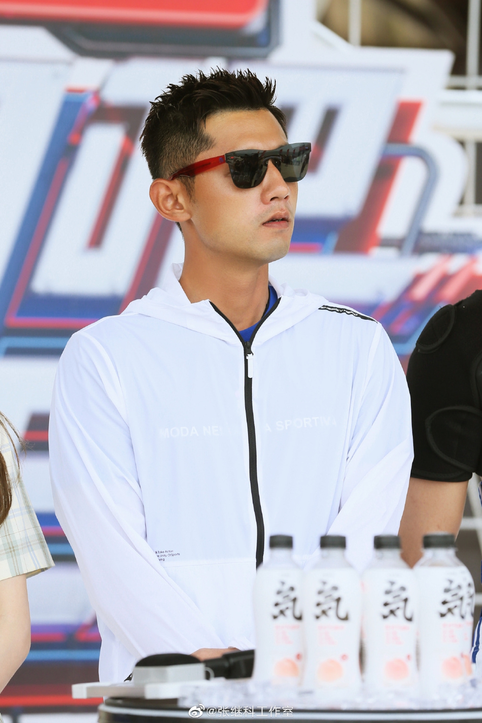 张继科戴墨镜录节目酷劲十足