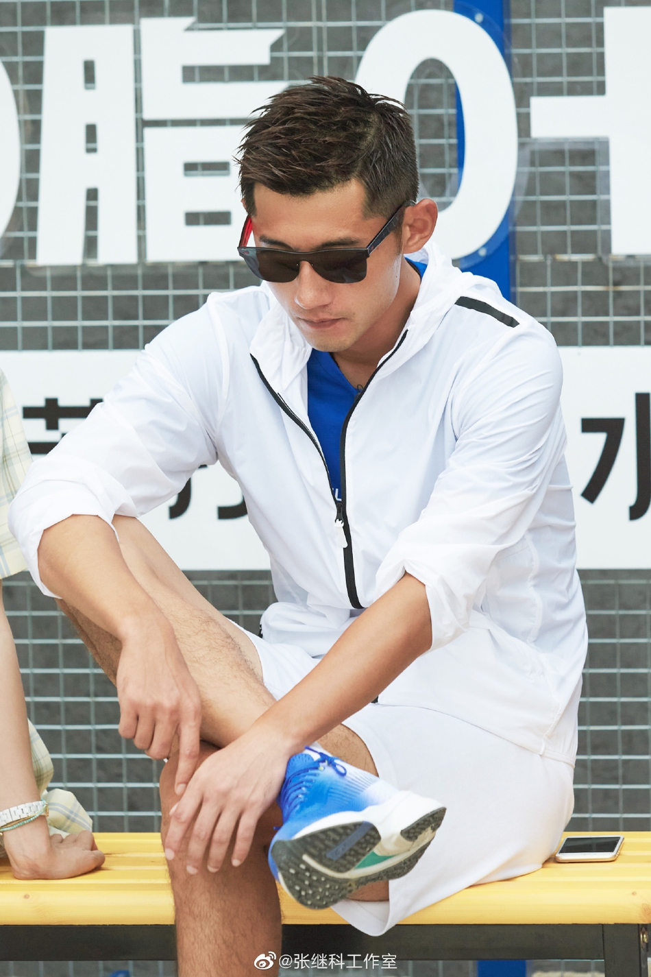张继科戴墨镜录节目酷劲十足