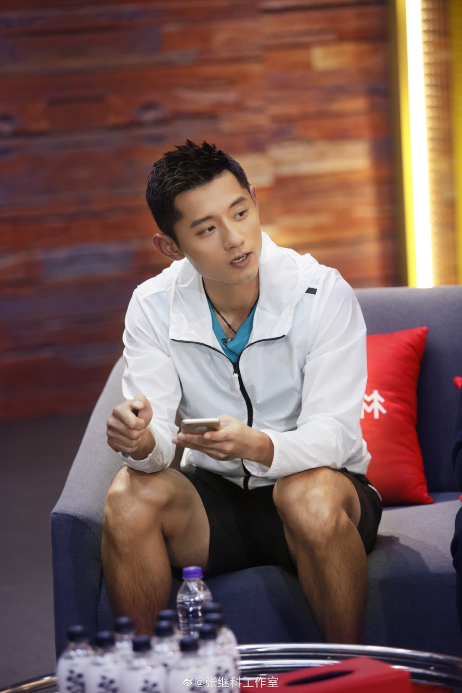 张继科戴护目镜活力四射