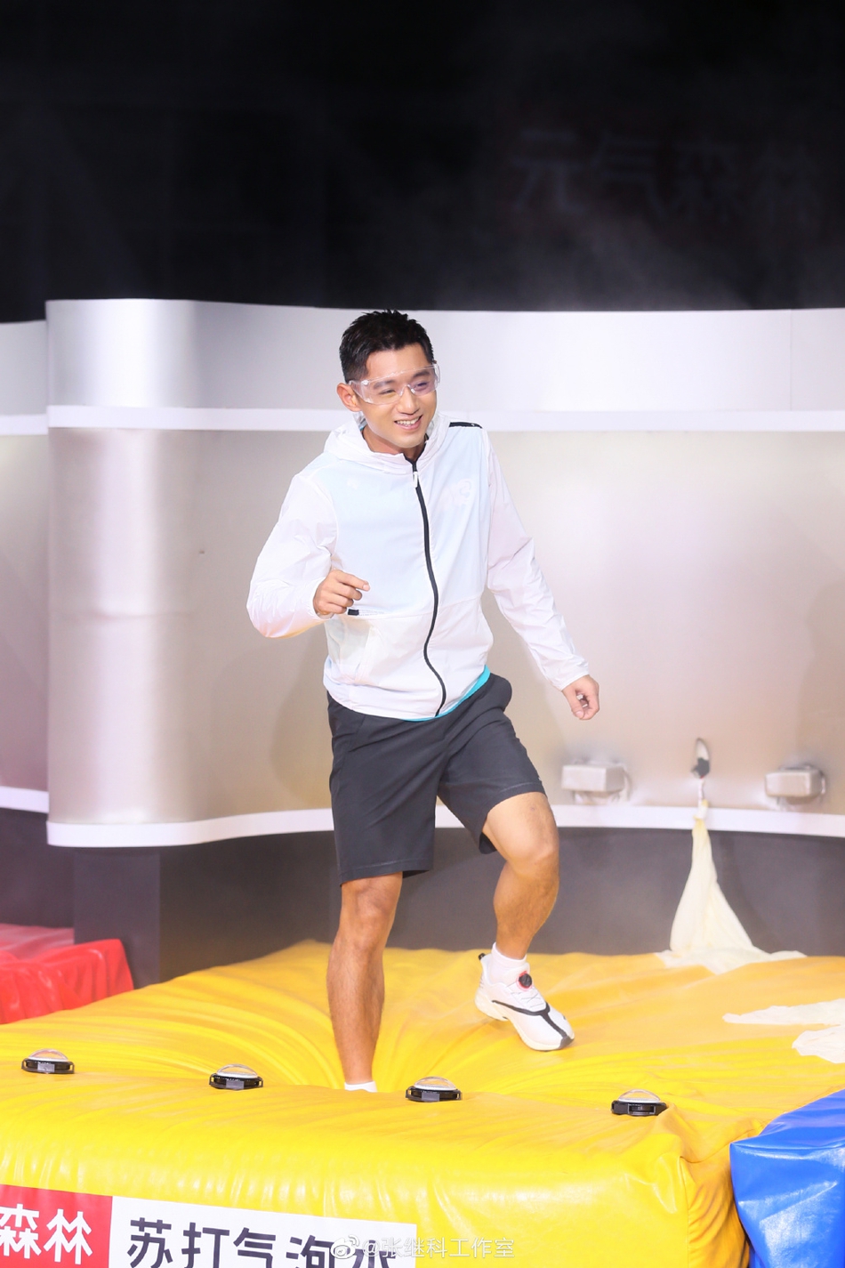 张继科戴护目镜活力四射