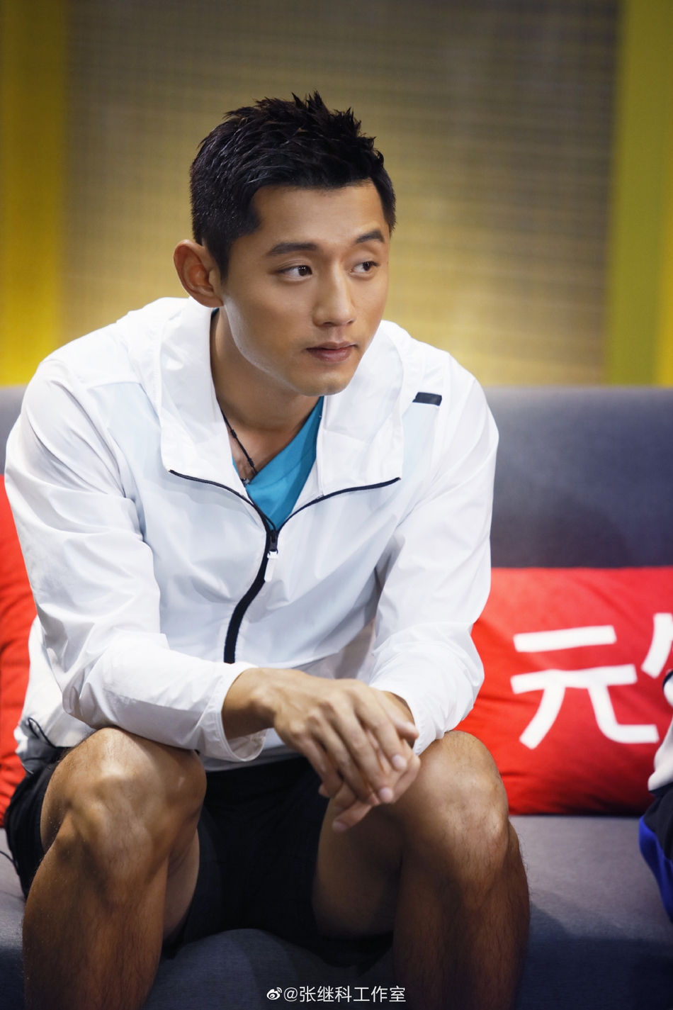 张继科戴护目镜活力四射