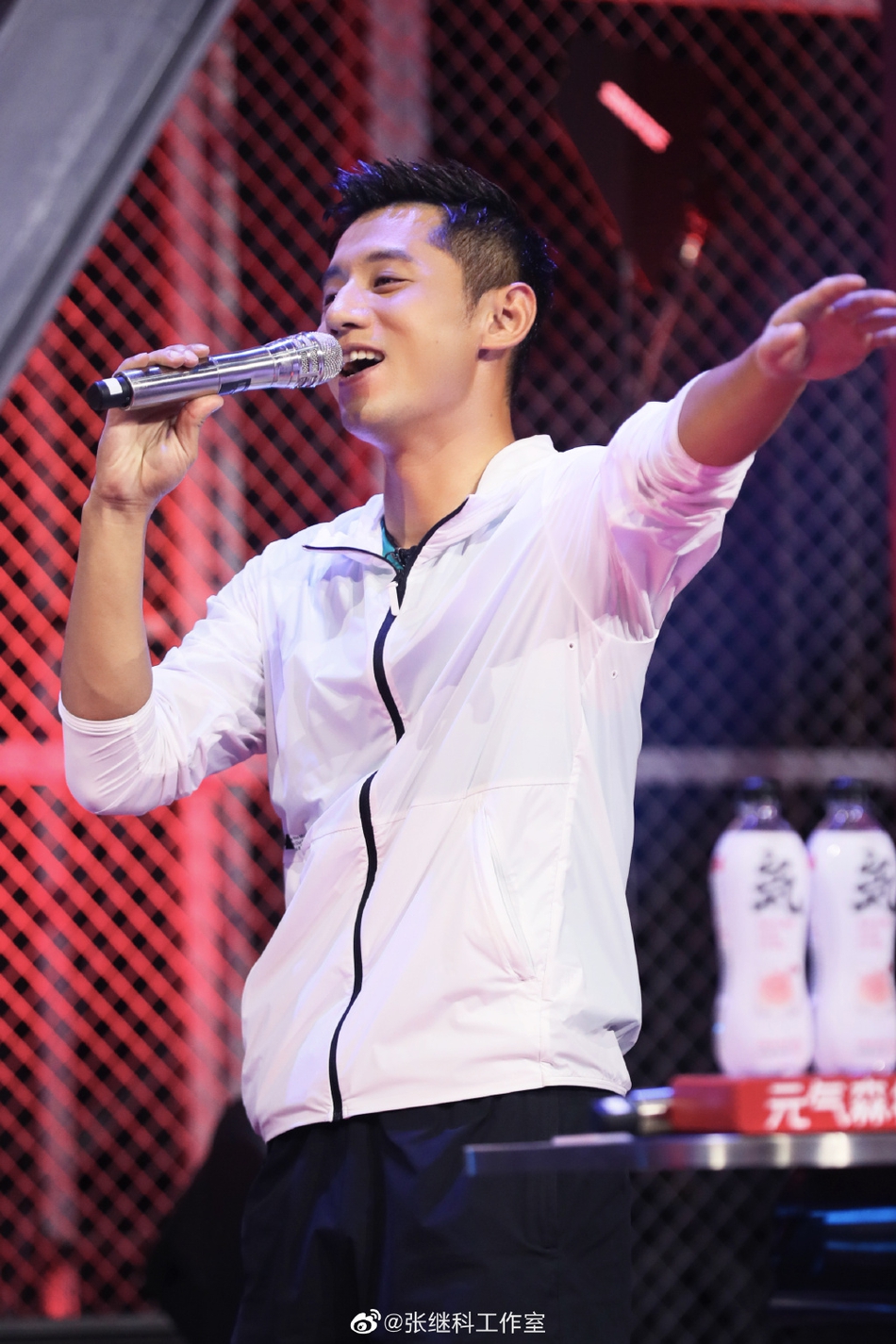 张继科着运动装录节目元气满满