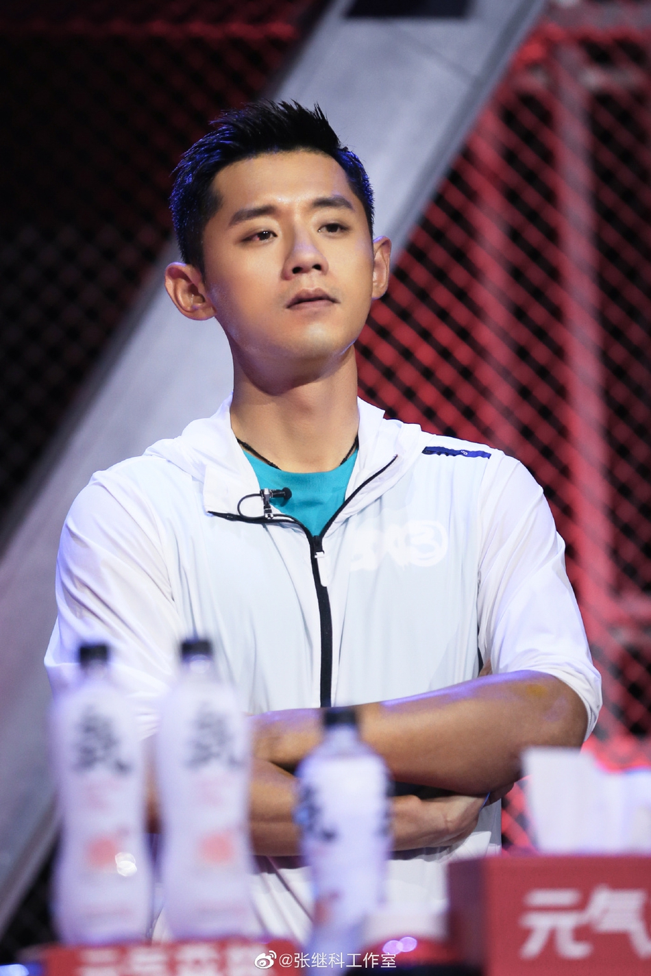 张继科着运动装录节目元气满满