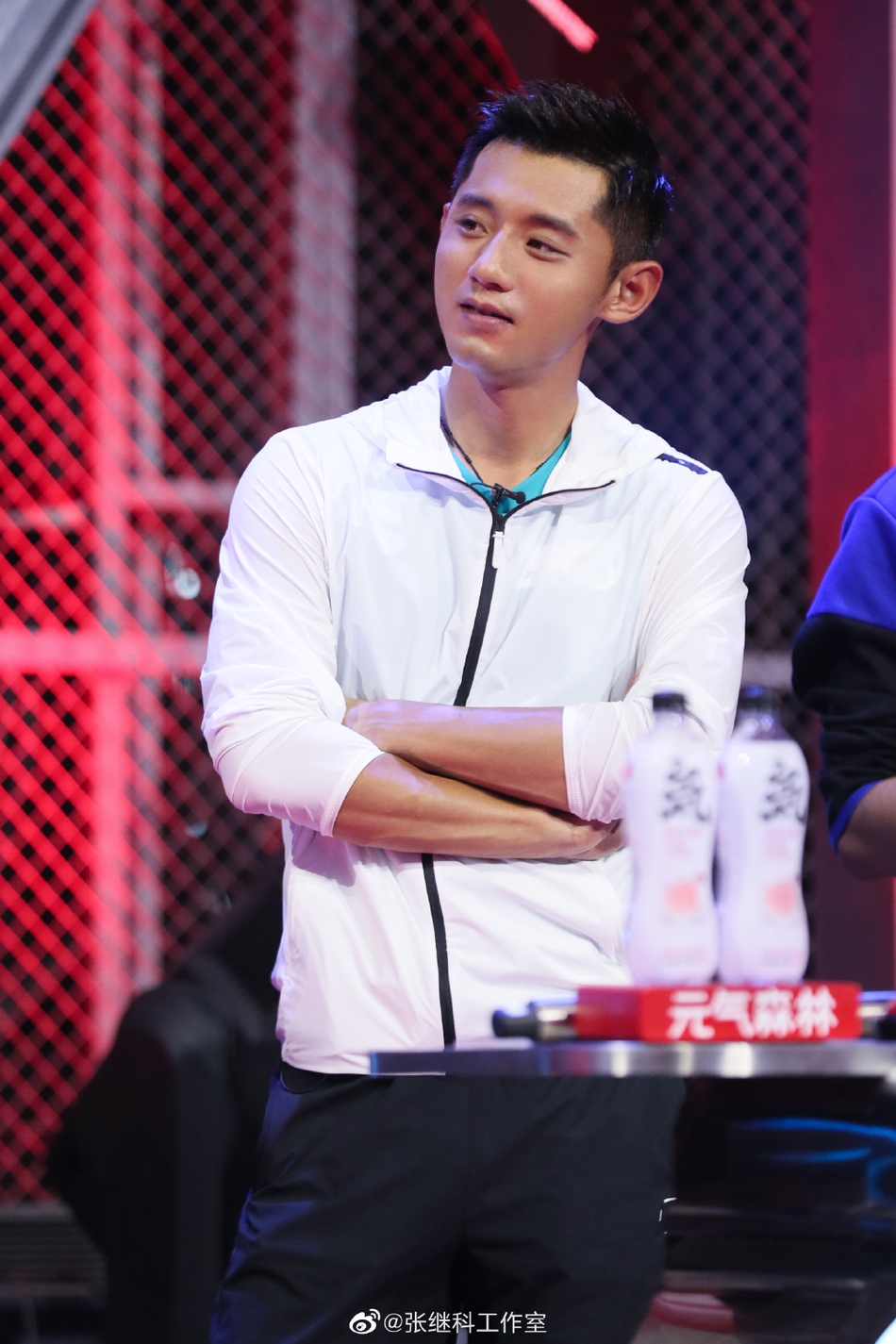 张继科着运动装录节目元气满满