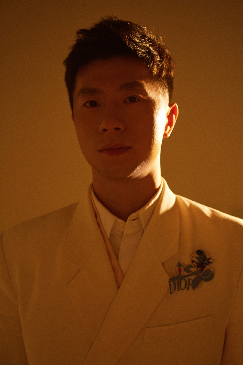 白马王子！马龙身着白色西装绅士儒雅