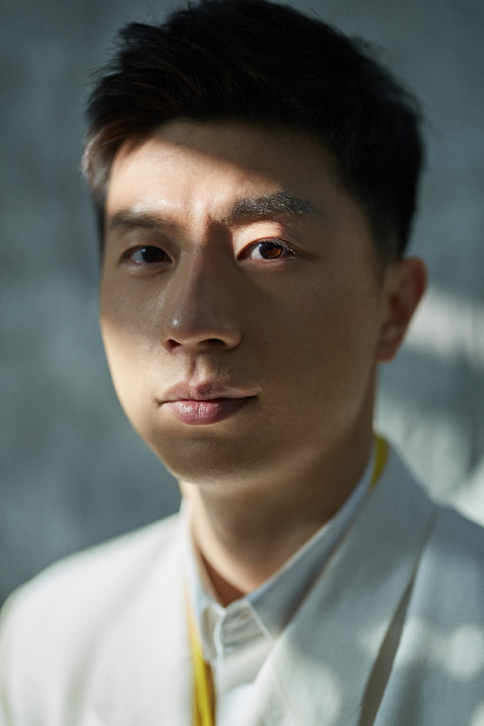 白马王子！马龙身着白色西装绅士儒雅