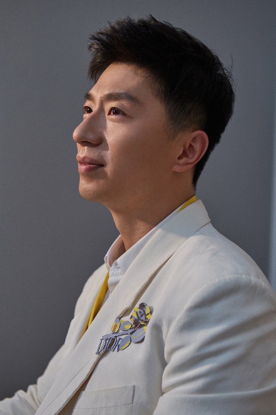 白马王子！马龙身着白色西装绅士儒雅