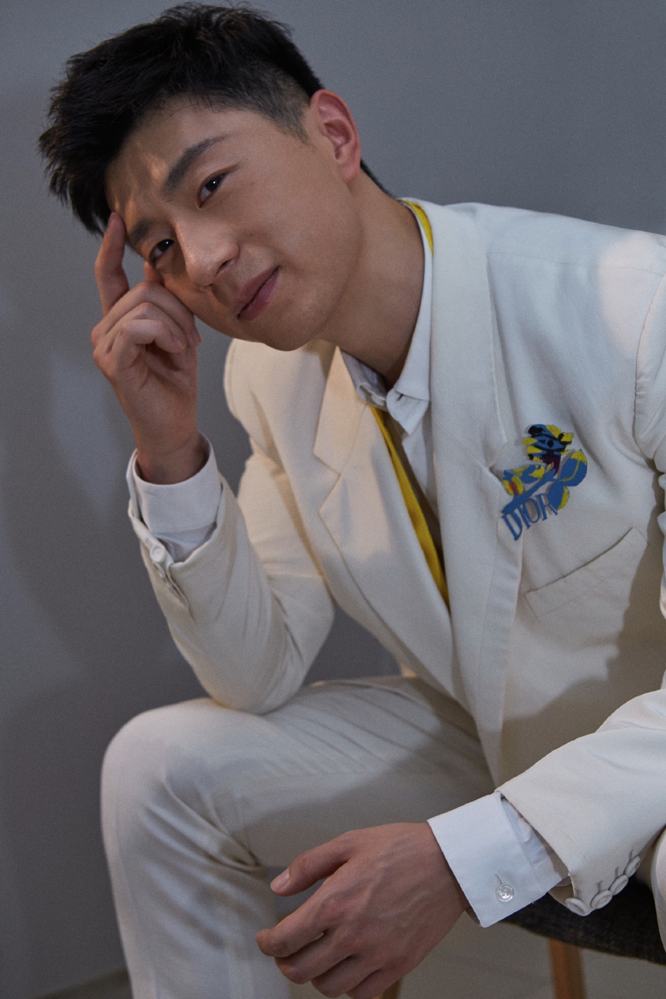 白马王子！马龙身着白色西装绅士儒雅