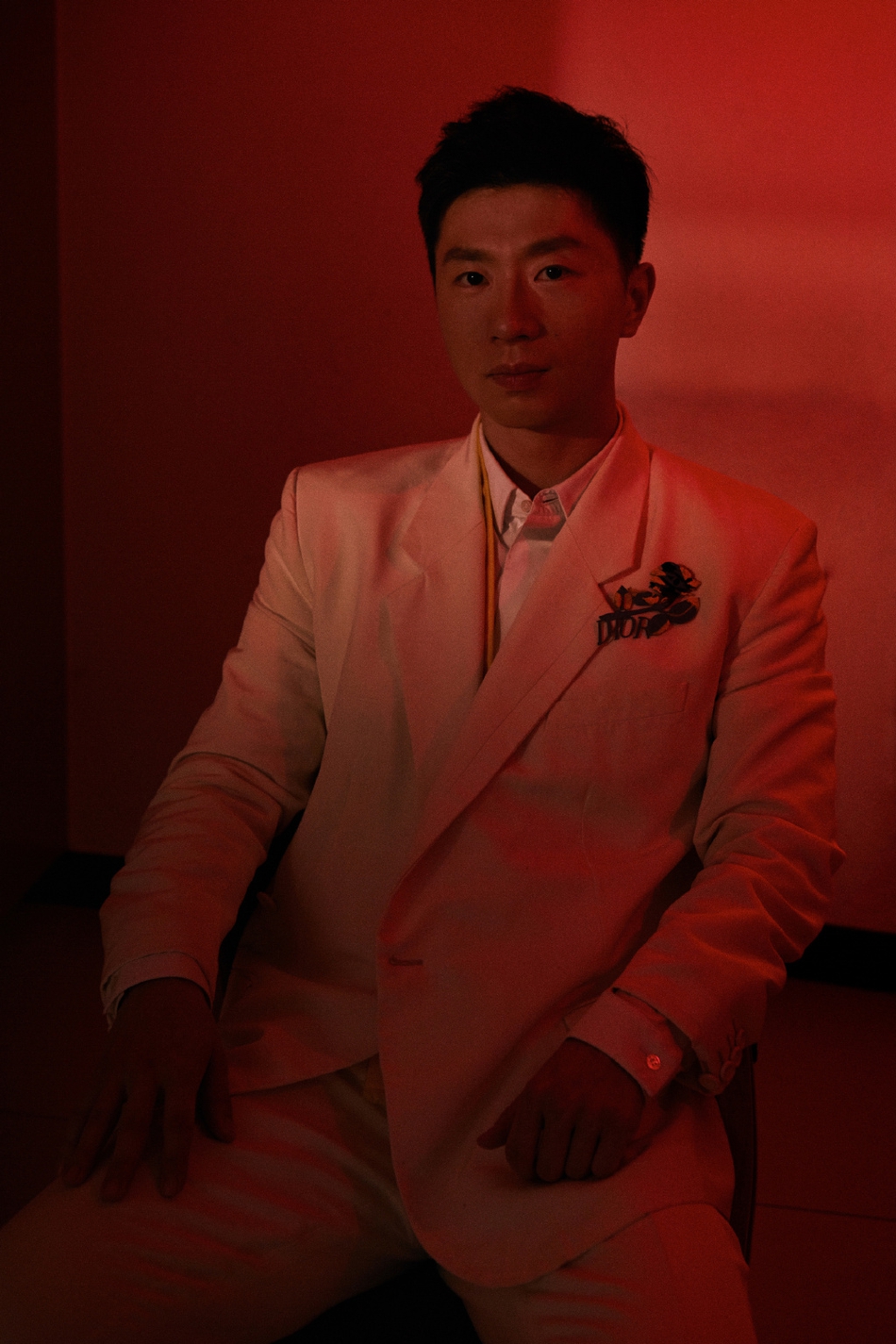 白马王子！马龙身着白色西装绅士儒雅