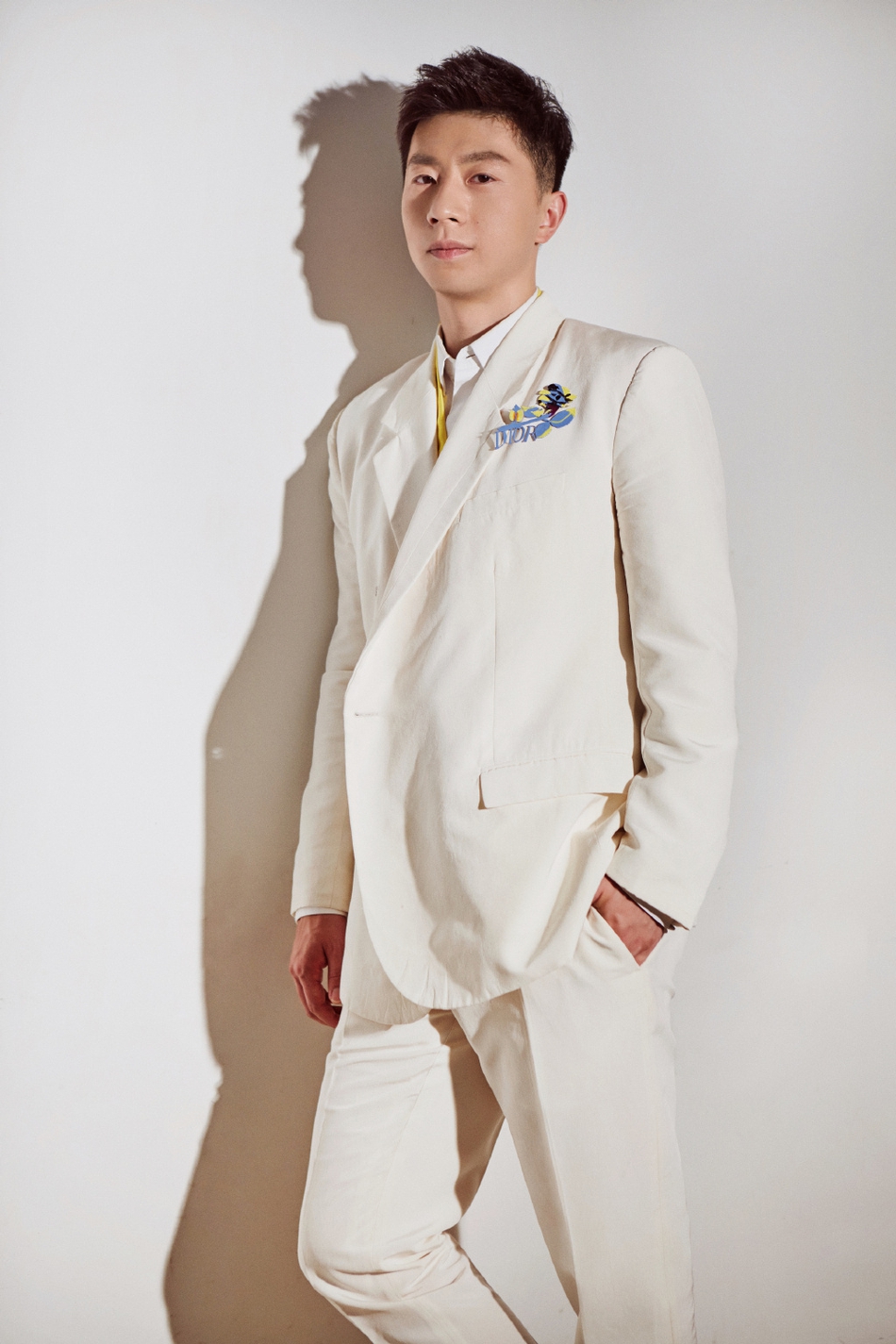 白马王子！马龙身着白色西装绅士儒雅