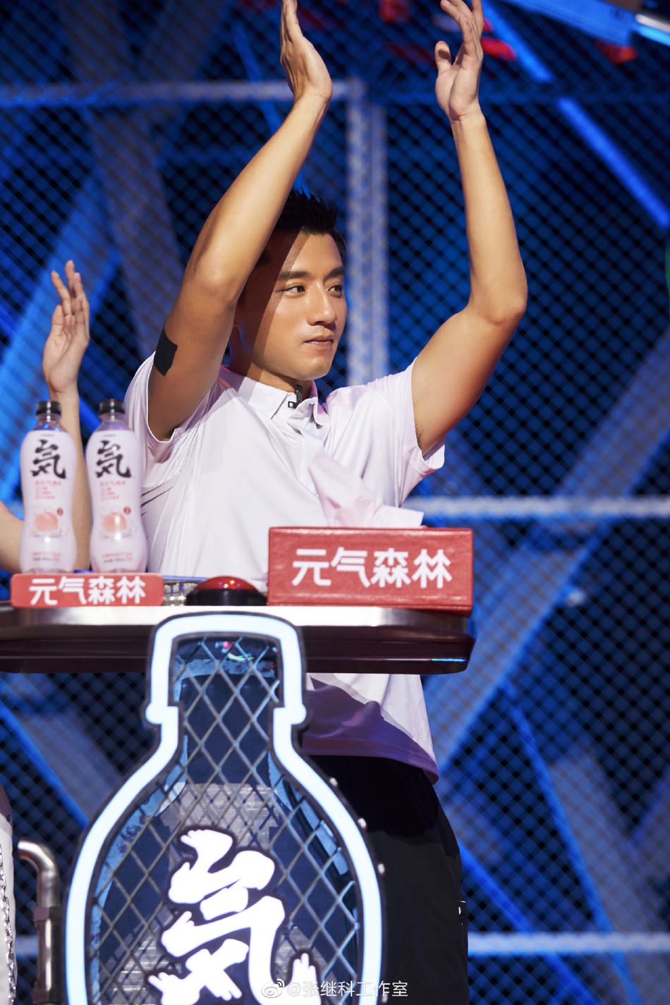 张继科身着白T录节目酷帅十足