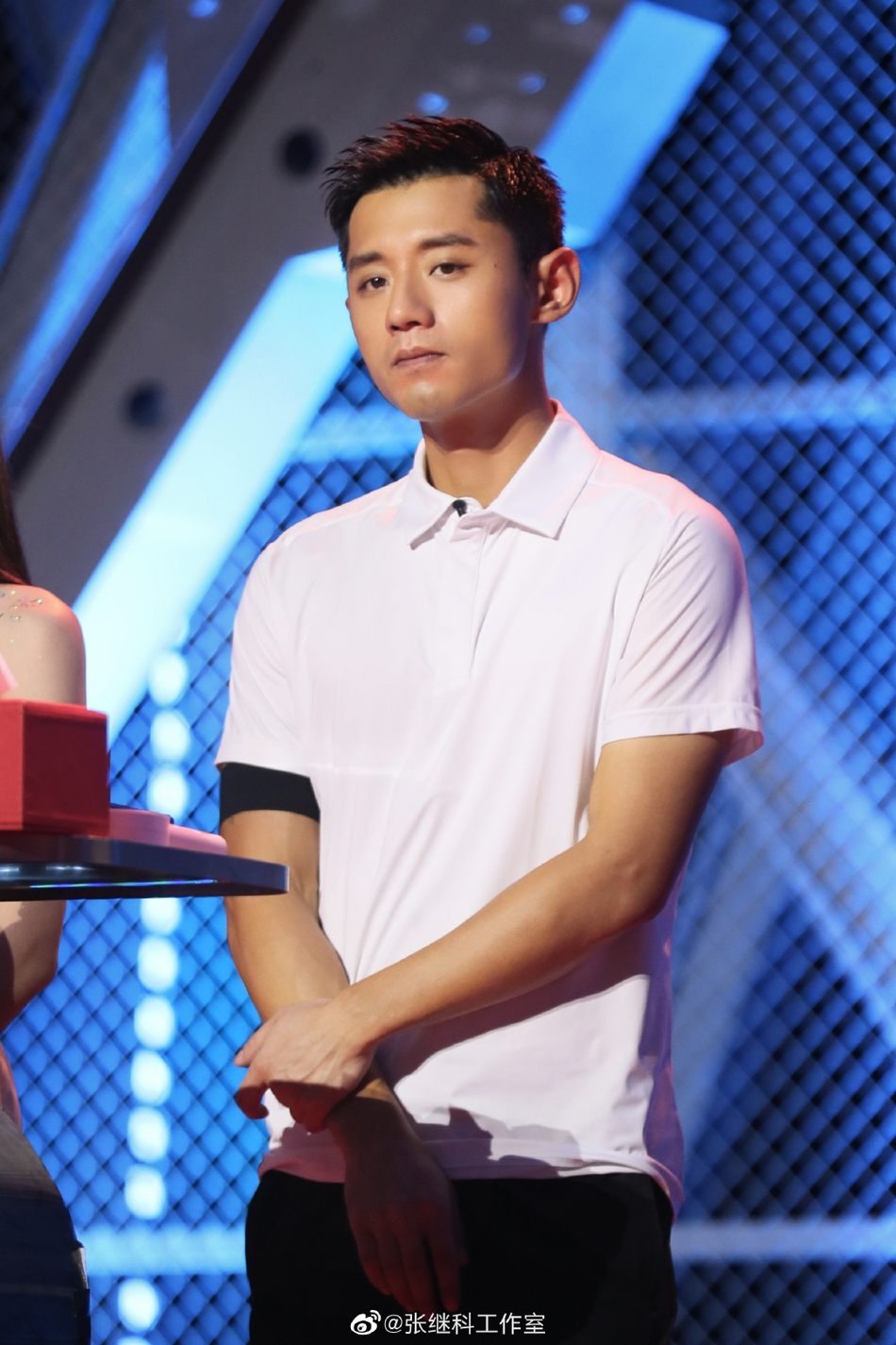 张继科身着白T录节目酷帅十足