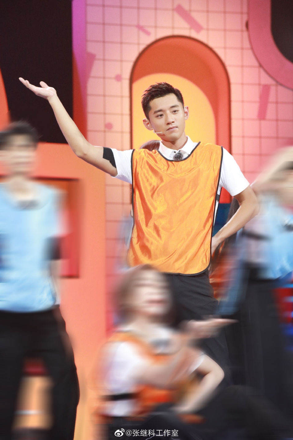 张继科跳女团舞“浑身僵硬”