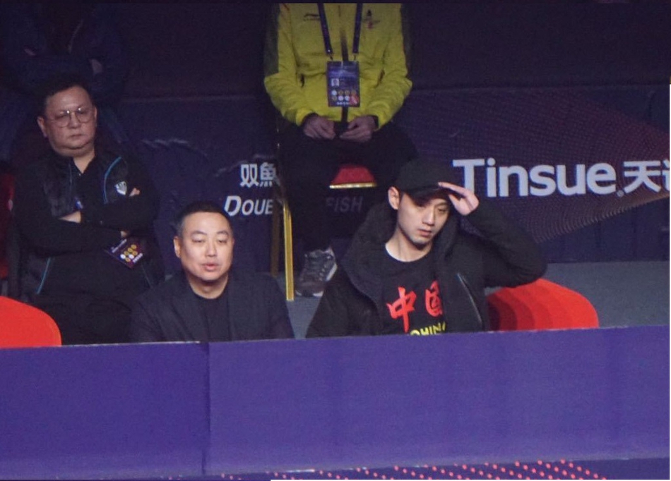 刘国梁张继科一起看比赛