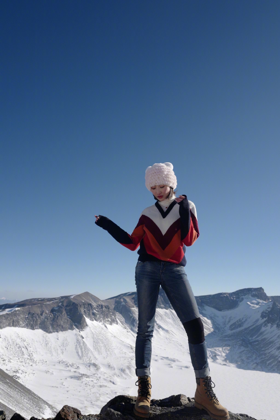 何雯娜登山秀美拍