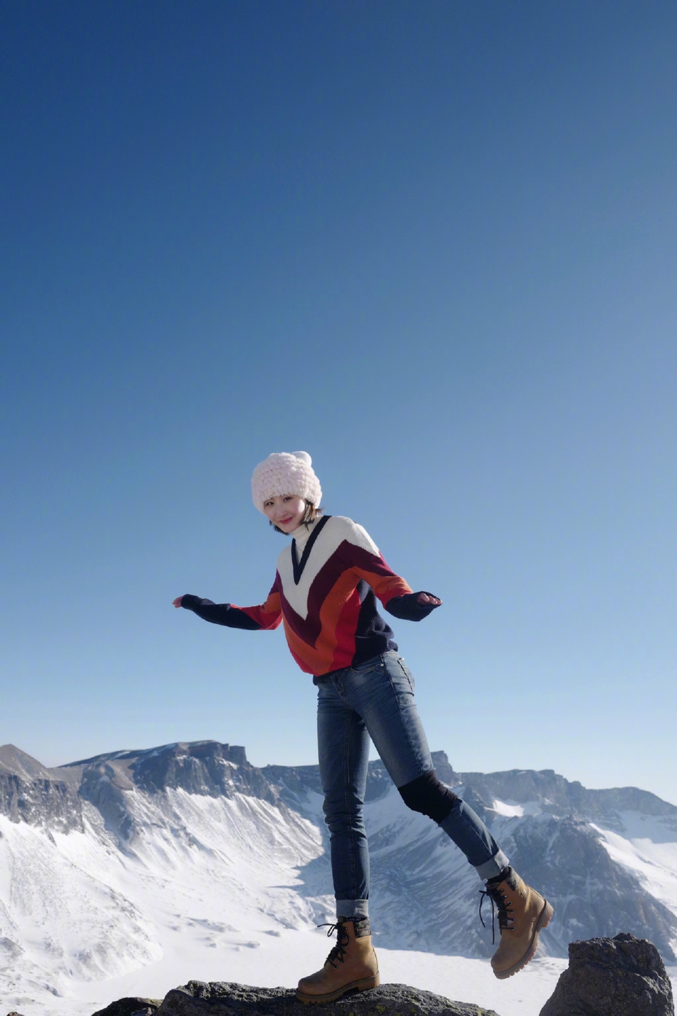 何雯娜登山秀美拍