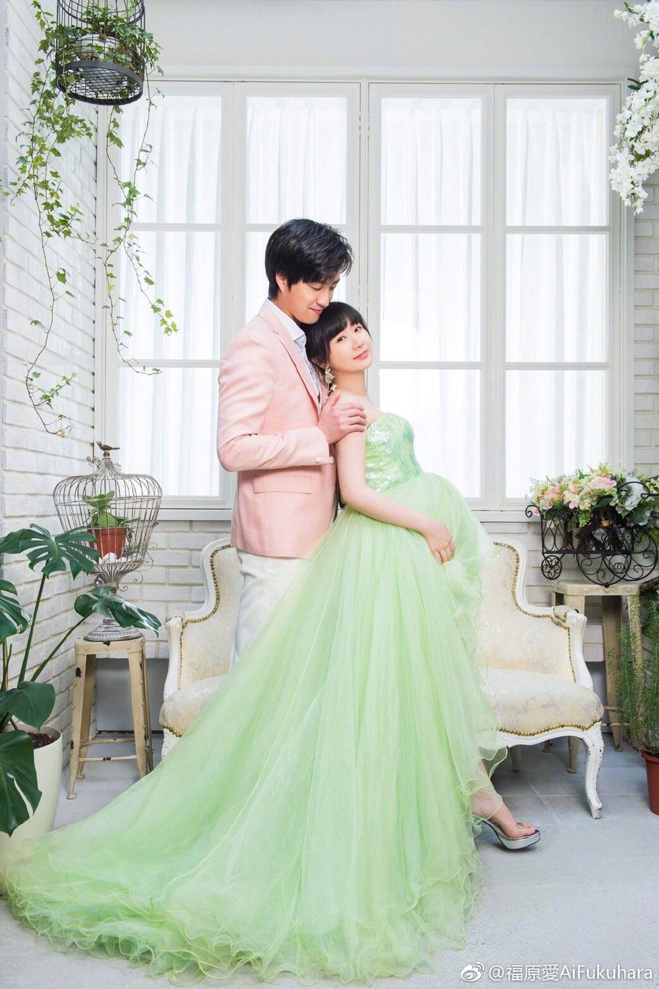 福原爱晒绿色系全家福