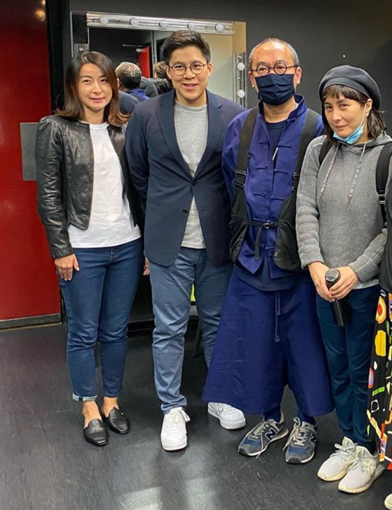 霍启刚郭晶晶与好友合影