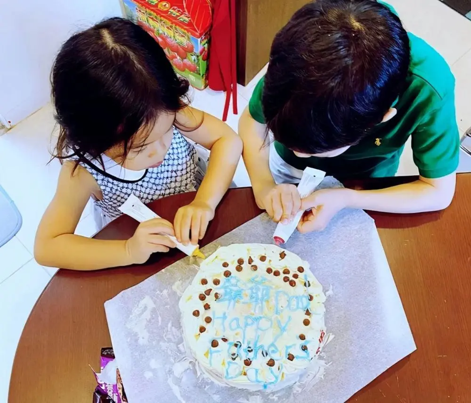 霍启刚带儿子上兴趣班