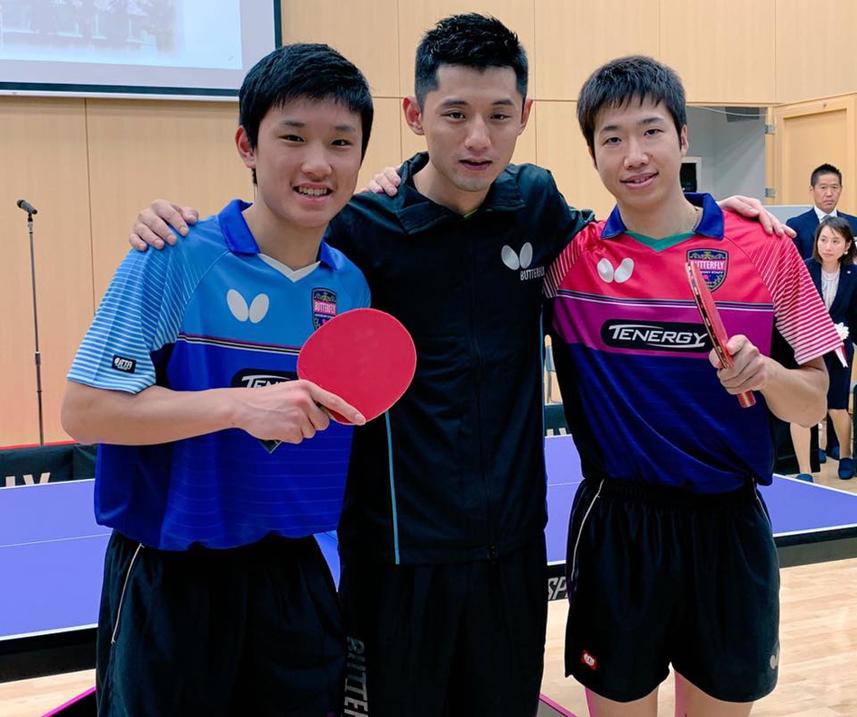 张继科与张本智和水谷隼合影