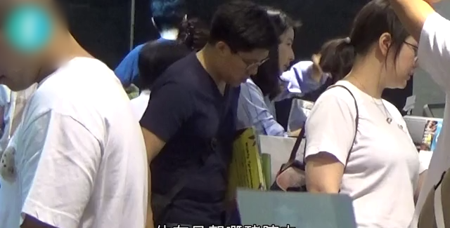 郭晶晶带长子逛超市身形苗条