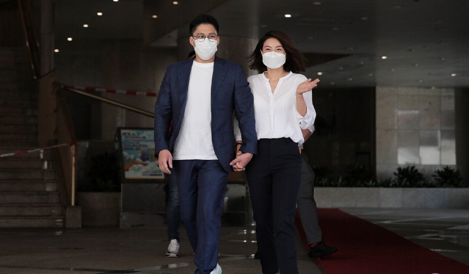 霍启刚参选香港立法会换届选举 郭晶晶露面支持