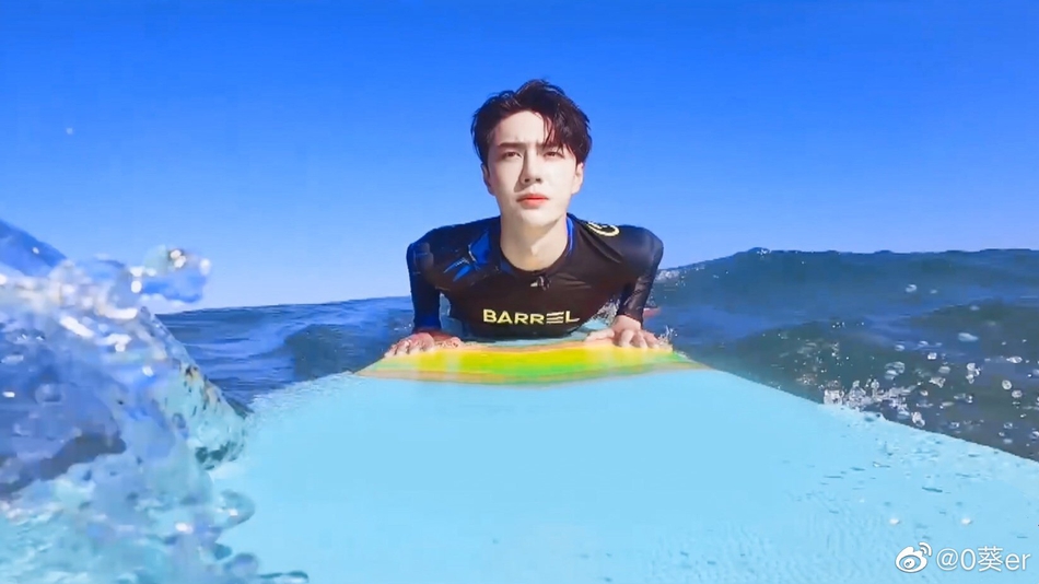 乘风破浪！王一博玩转冲浪