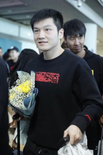 刘国梁率领国乒众将载誉回国